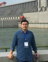 男人站在建筑前
AI 生成的内容可能不正确。